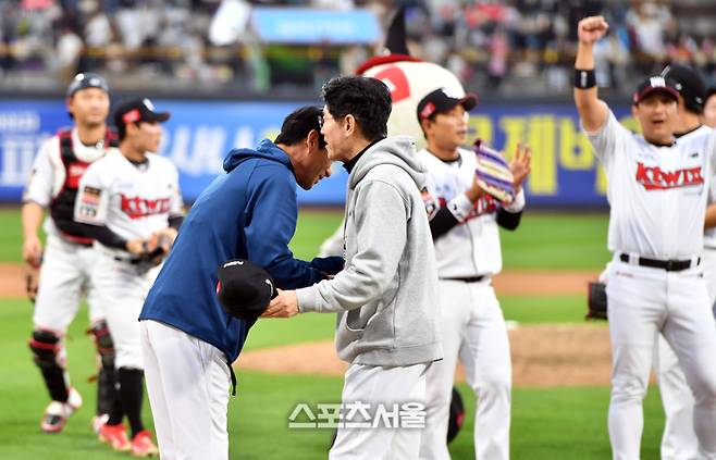 NC 강인권 감독(왼쪽)이 5일 수원KT위즈파크에서 열린 2023 KBO 플레이오프 5차전 KT전 패배 후 이강철 감독을 찾아 악수하고 있다. 2023.11.05. 수원 | 강영조기자 kanjo@sportsseoul.com