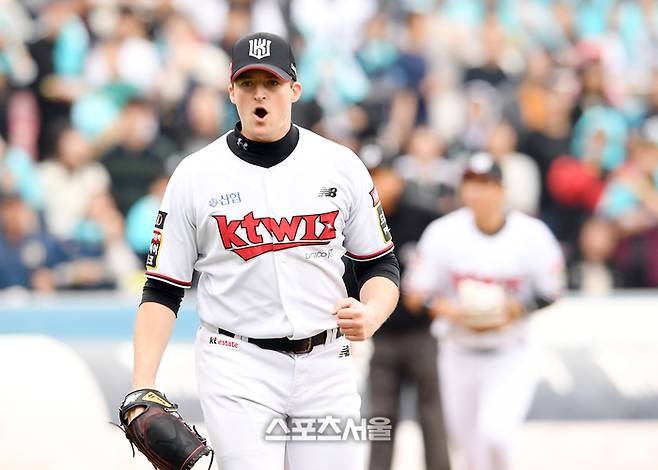 KT 벤자민이 5일 수원 KT위즈파크에서 열린 2023 KBO 플레이오프 5차전 NC전에서 3회초 2사 3루 위기를 넘긴 후 기뻐하고 있다. 2023. 11. 5. 수원 | 박진업기자 upandup@sportsseoul.com