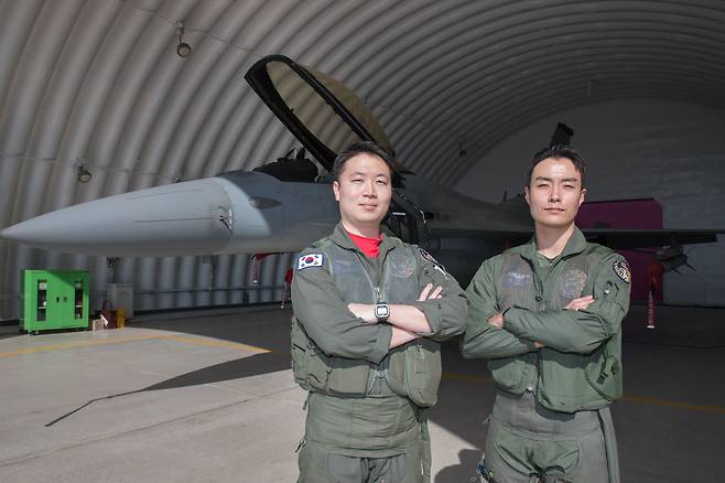 지난 18일 군산 기지 격납고 옆 비상대기 근무 중이던 한국 공군 조종사 강재호 대위와 김태호 대위. 강 대위는 "내가 근무할 때 적이 도발할 것이라는 마음가짐으로 언제든지 출격할 수 있도록 철저히 대비하고 있다"고 말했다. 김 대위는 "적이 도발한다면 가장 빠르게 출격해 즉시, 강력히, 끝까지 응징할 수 있는 능력과 태세를 갖추겠다"고 했다. /고운호 기자