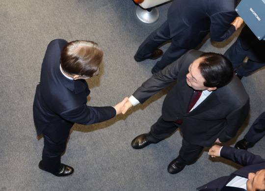 지난 10월31일 윤석열 대통령이 국회 본회의장에서 시정연설을 마치고 퇴장하던 중 더불어민주당 이재명 대표와 악수하고 있다.<연합뉴스 사진>