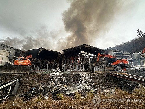 5일 낮 12시 39분께 강원 삼척시 미로면 사둔리 한 양계장에서 불이 나 소방 당국이 진화 작업을 벌이고 있다. 연합뉴스