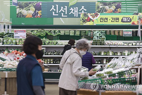 통계청의 국가통계포털(KOSIS)에 따르면 식료품·비주류음료 물가지수가 올 1월부터 10월까지 전년 동기 대비 5.1% 상승하면서 3년 연속 5%대 상승을 기록할 것으로 보인다. 서울의 한 대형마트에서 장을 보는 시민들 모습. 연합뉴스