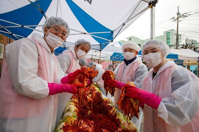 지난 4일 호반사랑나눔이 회원들이 서울 금천구  혜명보육원에서 김장 봉사활동을 하고 있다. 호반그룹 제공