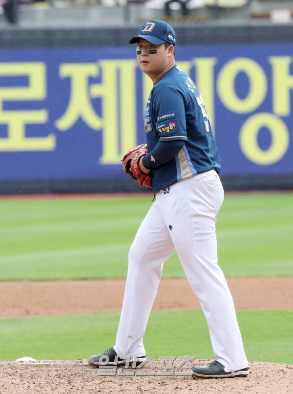 '2023 신한은행 SOL KBO 포스트시즌' NC다이노스와 kt위즈의 플레이오프 5차전 경기가 5일 오후 수원 kt위즈파크에서 열렸다. NC 선발 신민혁이 역투하고 있다. 수원=정시종 기자 capa@edaily.co.kr /2023.11.05.