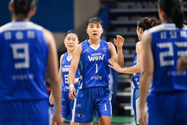 박지현(가운데) 등 아산 우리은행 선수들이 득점 이후 기뻐하고 있다. 사진=WKBL