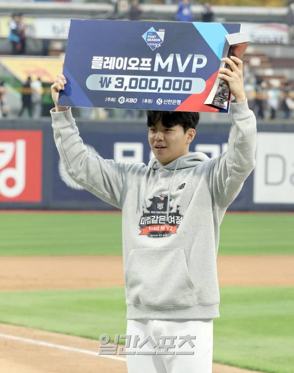 '2023 신한은행 SOL KBO 포스트시즌' NC다이노스와 kt위즈의 플레이오프 5차전 경기가 5일 오후 수원 kt위즈파크에서 열렸다. kt가 3-2로 승리하고 2연패뒤 3연승으로 한국시리즈에 진출했다. kt 손동현이 플레이오프 MVP를 수상하고 있다. 수원=정시종 기자 capa@edaily.co.kr /2023.11.05.