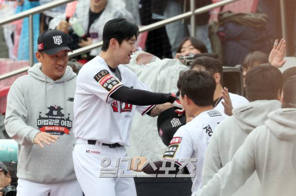 '2023 신한은행 SOL KBO 포스트시즌' NC다이노스와 kt위즈의 플레이오프 5차전 경기가 5일 오후 수원 kt위즈파크에서 열렸다. kt 5회말 오윤석 대타 김민혁이 2타점 동점 2루타를 날리고 교체되어 들어가고 있다. 수원=정시종 기자 capa@edaily.co.kr /2023.11.05.