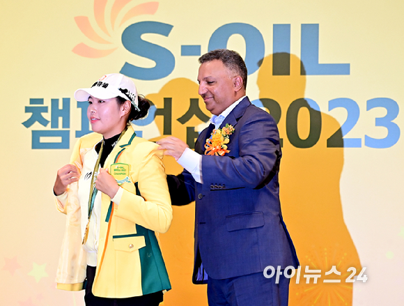 성유진이 5일 제주도 엘리시안 제주 컨트리클럽(파72)에서 열린 S-OIL 챔피언십 2023 최종라운드에서 악천후로 취소된 덕에 3라운드 합계 12언더파 204타로 1타 차 우승을 차지했다.성유진이 기념촬영을 하고 있다. [사진=곽영래 기자]