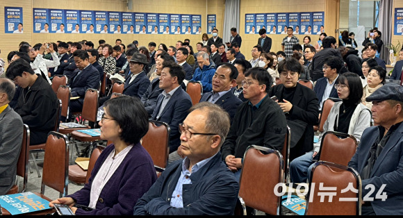 조일출 박사의 출판기념회 행사장에 참석한 300여 명이 축사를 듣고 있다. [사진=이윤택]