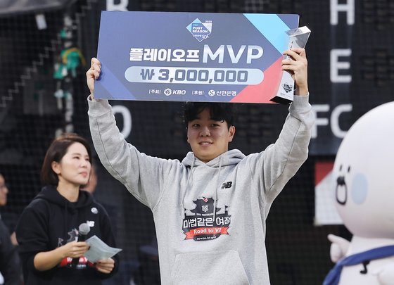 kt 손동현, PO MVP    (수원=연합뉴스) 박동주 기자 = 5일 오후 경기도 수원케이티위즈파크에서 열린 2023 KBO리그 포스트시즌 플레이오프 5차전 NC 다이노스와 kt wiz의 경기후 플레이오프 MVP kt 손동현이 기념촬영하고 있다. 2023.11.5   pdj6635@yna.co.kr (끝)  〈저작권자(c) 연합뉴스, 무단 전재-재배포 금지〉