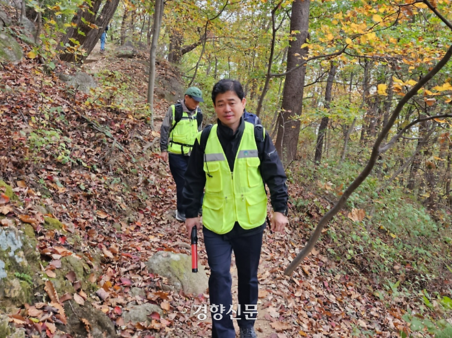 지난 1일 서울 관악구 국사봉 산자락에서 ‘숲길 안전지킴이’ 이동규씨가 순찰을 하고 있다. 박채연 기자