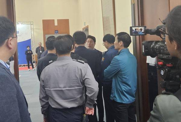 지난 4일 부산시청에서 열린 숙의토론회를 앞두고 대립하는 이종환·송현준 부산시의원과 부산시 공무원.  김민정 기자