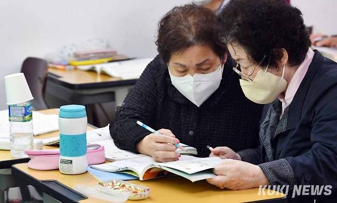 "이 문제는 이렇게 푸는 거야"수학능력시험을 13일 앞둔 3일 오전, 일성여고 3학년 1반 영어 수업시간이 끝난 후 옆 자리에 앉은 학생에게 동료학생이 문제 풀이를 해주고 있다. 서울 마포구 염리동에 위치한 일성여자중고등학교는 '2024수학능력시험'에서 96명의 고3 학생이 시험을 치르고 대학진학에 도전한다.