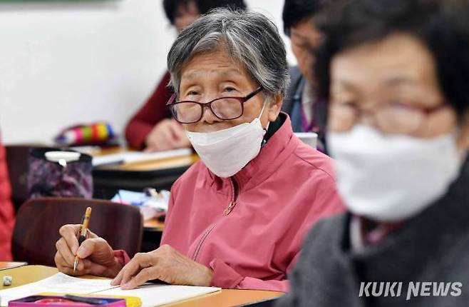 일성여자고등학교&nbsp; 3학년1반에 재학 중인 이 학교 최고령 85세 강현례 학생이 수업에 집중하고 있다.