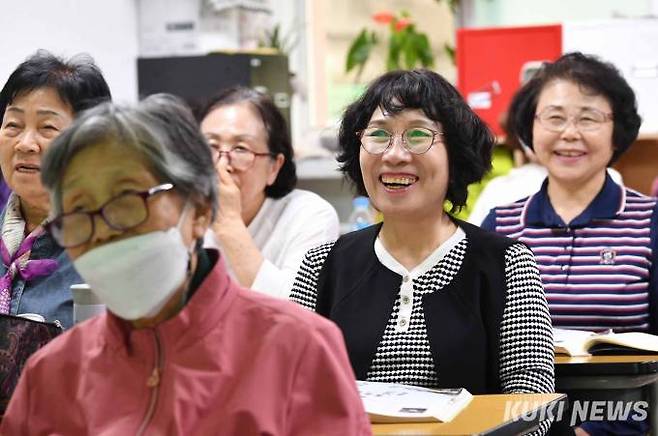 '과학수업시간', 김인숙 교사가 수능을 앞두고 긴장한 학생들을 위해 재치있는 설명과 몸짓으로&nbsp; 긴장을 풀어주고 있다.