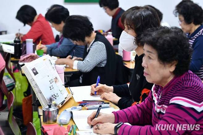 백화자(76·사진 맨 우측) 학생은 “양원주부학교를 시작으로 이 학교에 8년째 다니고 있다”면서 “공부해서 새롭게 배우는 것도 좋지만 친구들을 많이 사귀면서 건강도 좋아졌다. 남편이 아파서 올해는 대학 진학을 못하지만 언제가는 대학에 갈 것”이라며 학교와 선생님께 감사한 마음을 전했다.