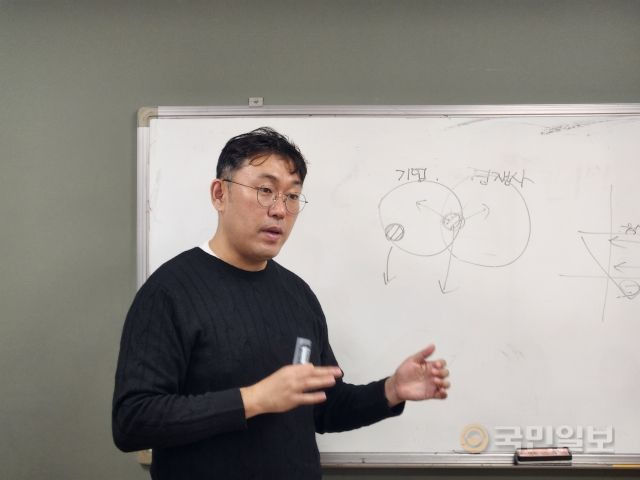 취업 컨설턴트인 김도윤 삼일교회 집사가 4일 서울 용산구 삼일교회에서 기독 청년들에게 취업 준비 방법을 강의하고 있다.