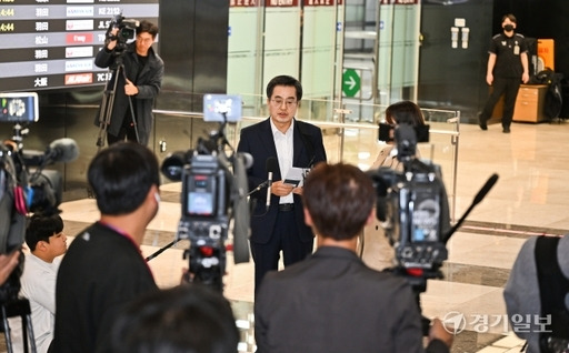 지난 3일 오후 김포국제공항 국제선청사 도착장에서 중국 출장을 마치고 돌아온 김동연 경기도지사가 김포시의 서울 편입관련 기자회견을 하고 있다. 김지사는 "김포시 서울 편입 주장은 한마디로 서울 확장이고 지방 죽이기"라며 경기북부특별자치도 분리를 계속 추진하겠다고 밝혔다. 윤원규기자