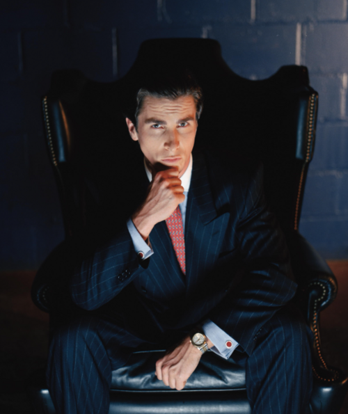 겉으로 보기에 주인공 베이트먼의 삶은 완벽에 가깝습니다. 누구나 탐내는 외모, 뛰어난 자기관리 능력, 10억원에 달하는 연봉까지 모든 것들이 완벽합니다. 그러나 도시 뉴욕은 그에게 악취의 공간입니다. 베이트먼의 삶을 한 꺼풀 벗겨내면 썩은 피냄새가 가득합니다. [IMDb·라이언스게이트]