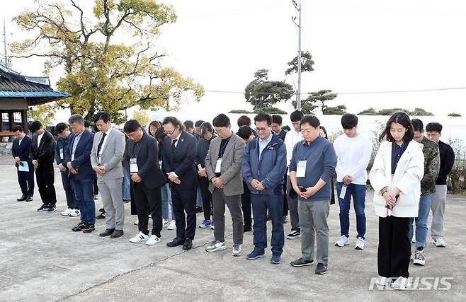 '동학농민혁명 숨결 찾기' 연수차 정읍시 고부면 대뫼마을 무명동학농민군위령탑을 찾은 한국기자협회 언론인들이 참배하고 있다. *재판매 및 DB 금지