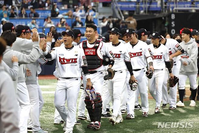 [수원=뉴시스] 정병혁 기자 = 5일 경기 수원시 KT위즈파크에서 열린 2023 KBO 플레이오프 KT 위즈 대 NC 다이노스의 5차전 경기에서 3대2로 승리한 KT 선수들이 서로 격려하고 있다. 2023.11.05. jhope@newsis.com