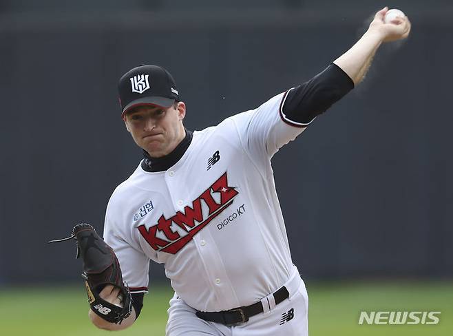 [수원=뉴시스] 김근수 기자 = 5일 경기 수원시 KT위즈파크에서 열린 2023 KBO 플레이오프 KT 위즈 대 NC 다이노스의 5차전 경기, 1회초 KT 선발 벤자민이 역투하고 있다. 2023.11.05. ks@newsis.com