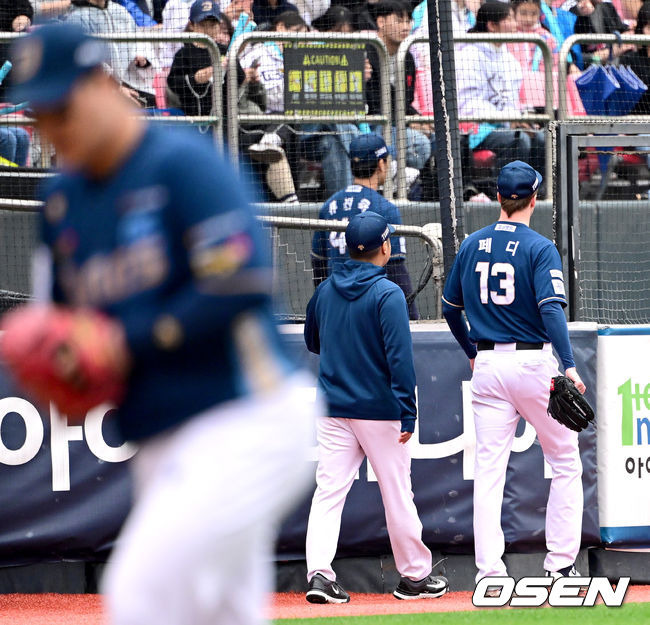 [OSEN=수원, 최규한 기자] 5일 오후 수원 KT위즈파크에서 ‘2023 신한은행 SOL KBO 포스트시즌 플레이오프’ 5차전 KT 위즈와 NC 다이노스의 경기가 열렸다.5회말 1사 1사 1, 3루 상황 NC 페디가 불펜으로 향하고 있다. 2023.11.05 / dreamer@osen.co.kr