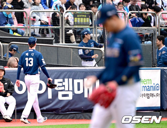 [OSEN=수원, 최규한 기자] 5일 오후 수원 KT위즈파크에서 ‘2023 신한은행 SOL KBO 포스트시즌 플레이오프’ 5차전 KT 위즈와 NC 다이노스의 경기가 열렸다.5회말 1사 1사 1, 3루 상황 NC 페디가 불펜으로 향하고 있다. 2023.11.05 / dreamer@osen.co.kr