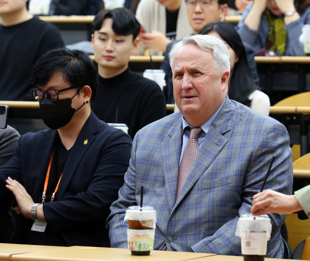 ▲인요한 국민의힘 혁신위원장이 4일 오후 부산 경성대학교에서 열린 이준석 전 대표, 이언주 전 의원이 진행하는 토크콘서트에 참석해 있다. 이날 인요한 혁신위원장은 1시간 30분가량 진행된 토크콘서트를 지켜보고 자리를 떠났다. 이 전 대표와 별도의 대화는 없었다. ⓒ연합뉴스