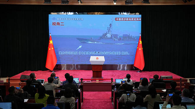중국 국방부는 미 해군 랄프 존슨함의 위협적 기동 영상을 공개했다.