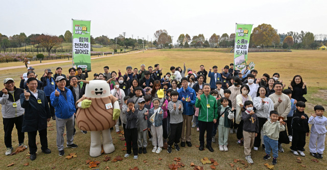 손동영 서울경제신문 대표이사와 남성현 산림청장을 비롯한 참석자들이 4일 서울 용산구 용산어린이정원에서 열린 2023 도시숲사랑 달팽이마라톤에서 기념촬영을 하고 있다. 성형주 기자