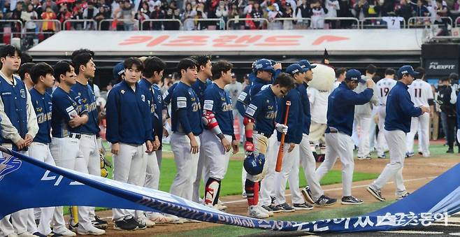 5일 경기도 수원KT위즈파크에서 열린 ‘2023 KBO 포스트시즌’ KT 위즈와 NC 다이노스의 플레이오프 5차전 경기에서 2-3으로 패하며 한국시리즈 진출이 좌절된 NC 선수들이 아쉬워하고 있다. 수원 | 주현희 기자 teth1147@donga.com