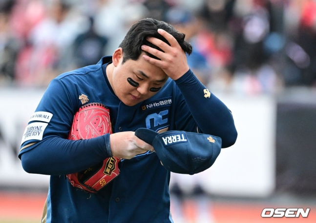 NC 신민혁이 5일 수원 케이티 위즈 파크에서 열린 2023 KBO 플레이오프 5차전에서 5회 말 2점을 내준 후 마운드를 내려가고 있다.