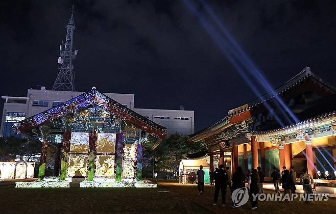 화려한 빛으로 물든 강릉대도호부관아 [연합뉴스 자료사진]