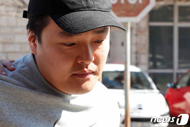 체포된 권도형 테라폼랩스 대표의 얼굴 모습을 클로업한 사진. ⓒ 로이터=뉴스1 ⓒ News1 박형기 기자