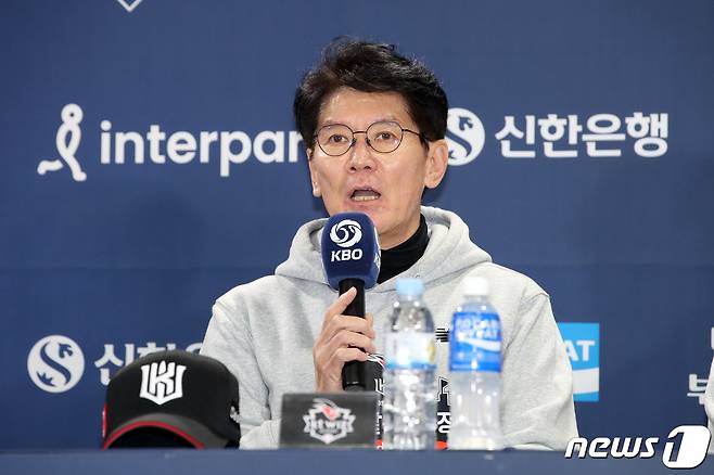 이강철 KT 감독이 6일 오후 서울 송파구 잠실야구장에서 열린 프로야구 '2023 신한은행 SOL KBO 한국시리즈' 미디어데이 행사에서 각오를 밝히고 있다. LG 트윈스와 KT 위즈의 한국시리즈 1차전 경기는 오는 7일 서울 송파구 잠실야구장에서 열릴 예정이다. 2023.11.6/뉴스1 ⓒ News1 이승배 기자