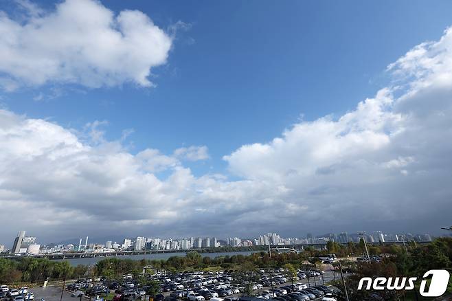 전국이 흐리고 비가 내린 6일 오전 서울 여의도에서 바라본 마포구 일대 위로 파란 하늘이 보이고 있다. 기상청은 전국 대부분 지역에 돌풍과 천둥, 번개를 동반 비가 내리고 비가 그치는 오후부터는 찬 바람이 불어 기온이 크게 떨어질 것으로 밝혔다. 2023.11.6/뉴스1 ⓒ News1 박정호 기자