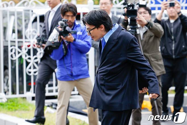 가수 지드래곤(본명 권지용·35)이 6일 '강남 유흥업소발 마약사건' 연루 의혹과 관련, 조사를 받기 위해 인천 논현경찰서에 출석하며 몸을 풀고 있다. 2023.11.6/뉴스1 ⓒ News1 안은나 기자