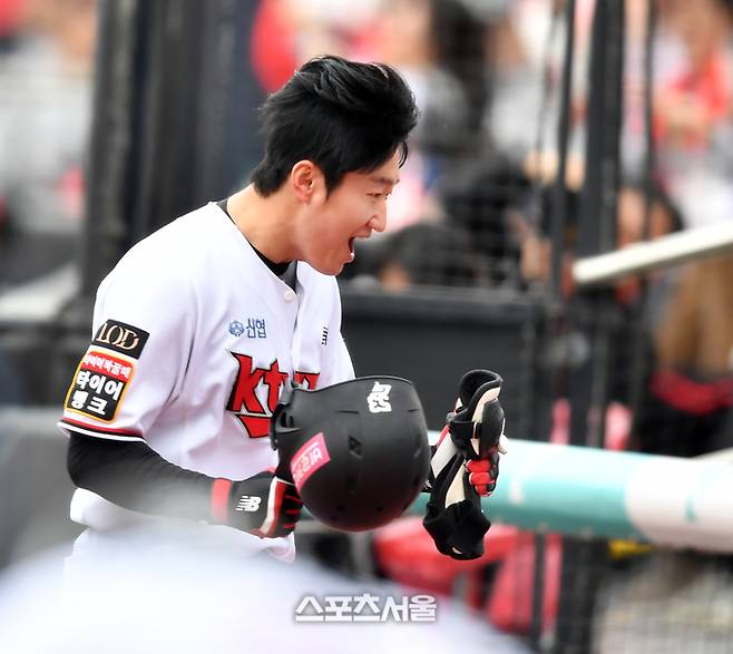 KT 김민혁이 5일 수원KT위즈파크에서 열린 2023 KBO 플레이오프 5차전 NC와 경기에서 5회말 동점 2타점 적시타를 때린 후 더그아웃으로 들어오면서 환호하고 있다. 2023. 11. 5. 수원 | 강영조기자 kanjo@sportsseoul.com