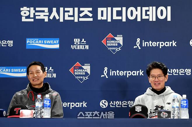 LG 염경엽 감독(왼쪽), KT 이강철 감독이 6일 잠실야구장에서 열린 2023 KBO 한국시리즈 미디어데이에서 선수들의 답변을 들으며 웃고 있다. 2023. 11. 6. 잠실 | 최승섭기자 thunder@sportsseoul.com