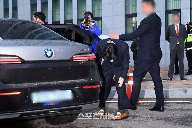 마약 투약 혐의를 받는 가수 지드래곤(본명 권지용)이 6일 오후 인천 논현경찰서에서 조사를 받고 차량에 오르면서 취재진을 향해 고개 숙여 인사를 하고 있다. 2023. 11. 6. 인천 | 박진업기자 upandup@sportsseoul.com