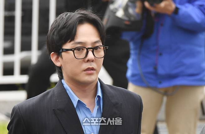 마약 투약 혐의를 받는 가수 지드래곤(본명 권지용)이 6일 오후 조사를 받기 위해 인천논현경찰서로 들어서면서 취재진과 인터뷰를 하고 있다. 2023. 11. 6.  인천 | 박진업기자 upandup@sportsseoul.com