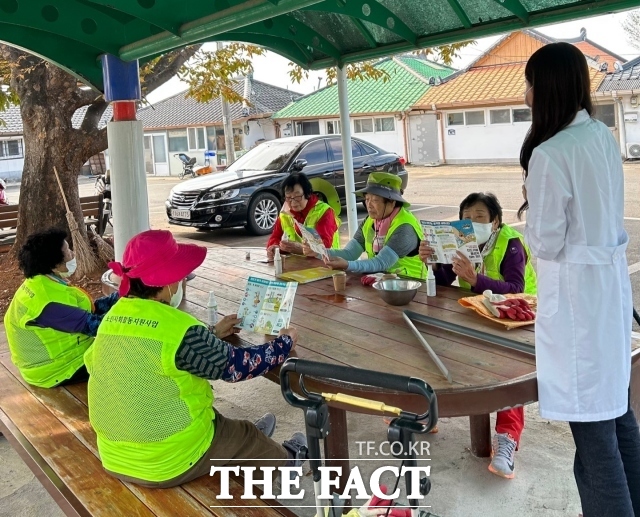 보성군은 가을철 농작업 및 야외활동으로 인한 쯔쯔가무시증 환자 급증에 따라 진드기에게 물리지 않도록 예방수칙을 집중 홍보하고 있다고 6일 밝혔다./보성군