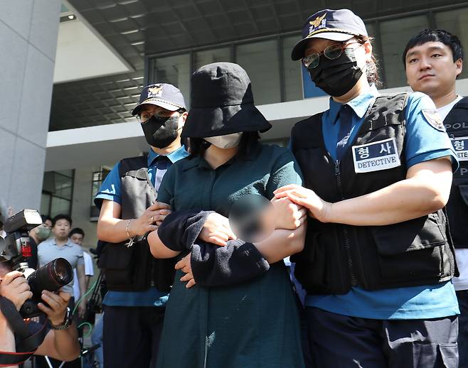 온라인 과외 앱을 통해 처음 만난 또래 여성을 살해한 뒤 시신을 훼손·유기한 혐의로 구속된 정유정(23)이 2일 오전 부산 동래경찰서에서 검찰로 송치되고 있다. /뉴스1