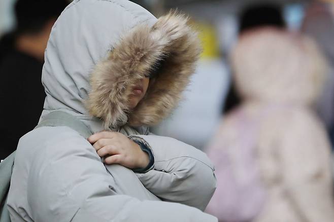 6일 밤 기온이 급락하면서 서울 북부 등 일부 지역에서 올해 첫 한파특보가 발효된다. 지난달 21일 서울 명동거리에서 외국인 어린이가 추위를 막기 위해 두터운 옷을 입고 있다. 뉴시스