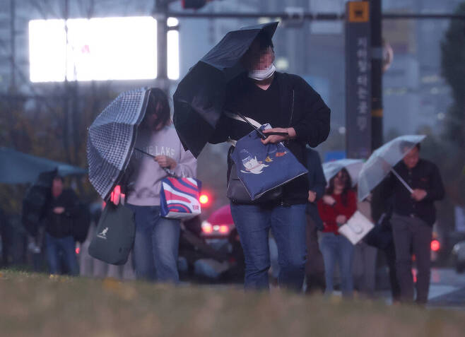 6일 오전 거센 비바람이 부는 서울 시청 인근 세종대로에서 시민들이 강풍을 맞으며 걸어가고 있다. 연합뉴스
