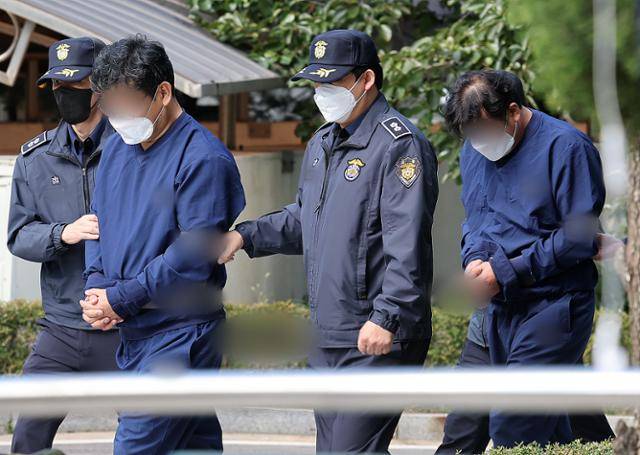 영풍제지 불공정거래 의혹과 관련해 시세 조종을 주도한 것으로 의심되는 신모씨와 김모씨가 지난달 20일 오후 서울 양천구 서울남부지방법원에서 열리는 구속 전 피의자심문(영장실질심사)에 출석하고 있다. 뉴스1