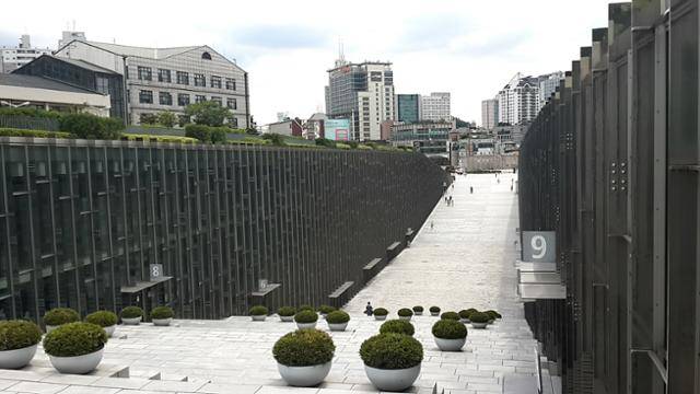 프랑스 건축가 도미니크 페로가 설계한 서울 서대문구 이화여자대학교 캠퍼스는 '땅의 건축'을 구현했다.
