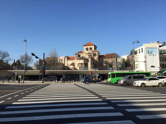 터미널7 아키텍츠 건축사사무소가 설계한 서울도시건축전시관은 도시 속 보이드(빈 공간)의 좋은 예다.