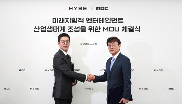 6일 서울 용산구 하이브 사옥에서 열린 MOU 체결식에 참석한 박지원 하이브 CEO(왼쪽)와 안형준 MBC 사장. 사진제공=MBC 